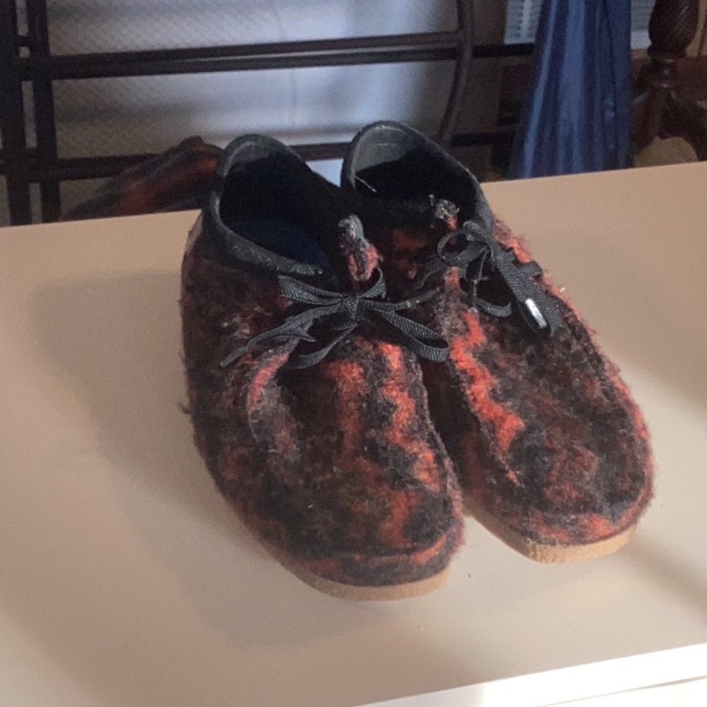 Clarks Wallabee low wool pattern black orange